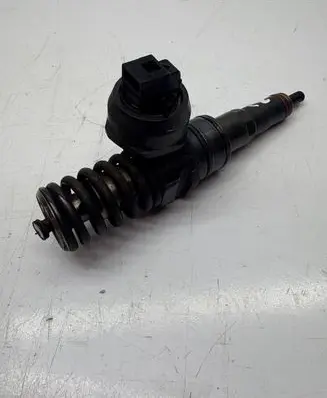 Volkswagen PASSAT B6 Fuel injector 0414720312