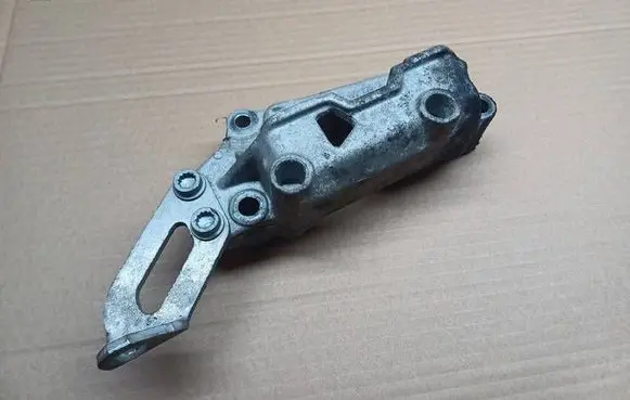 Skoda Octavia Mk2 (1Z) Engine mounting bracket 03F199275D FSBY817