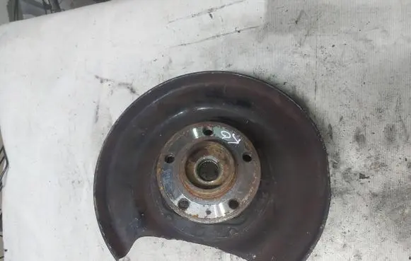 Rear wheel hub spindle/knuckle