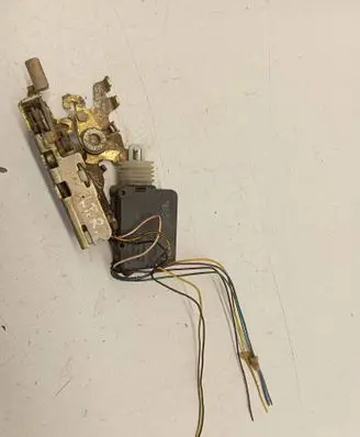 Volkswagen II LT Front door lock 9017200735