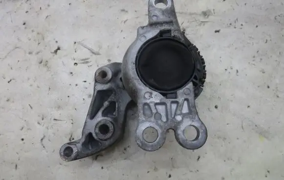 Nissan X-Trail T32 Engine mounting bracket