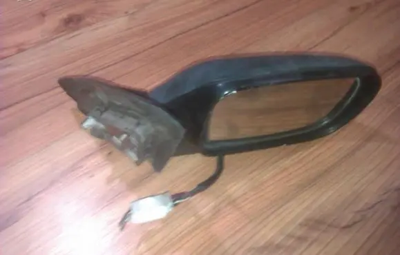 Mazda 323 Front door electric wing mirror E13013239