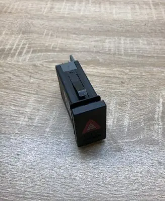 Volkswagen PASSAT B5 Hazard light switch 108885 6900130