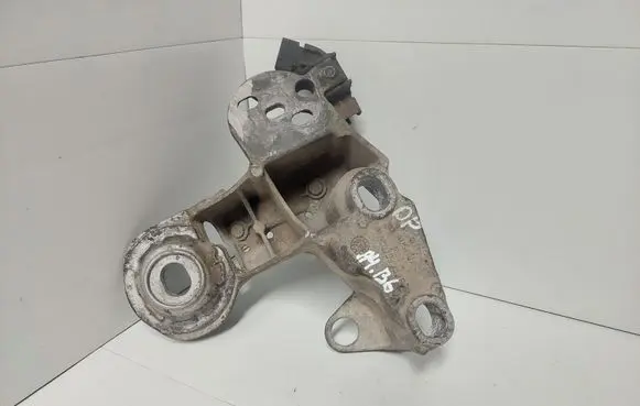 Engine mounting bracket