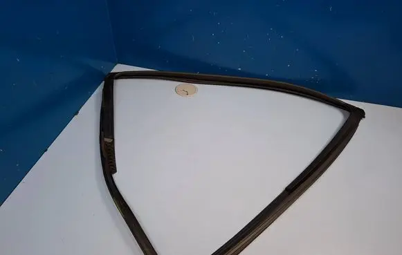 Toyota Sienna XL30 III Rear door rubber seal (on body) 6815208020