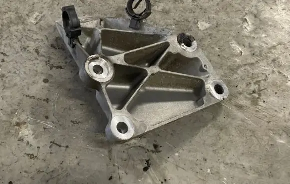 BMW X3 E83 Engine mounting bracket 13807410 3415179 6892