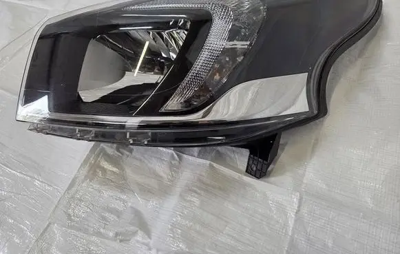 Opel Vivaro Headlight/headlamp 260602711R