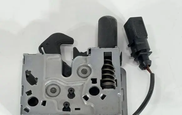 Audi A1 Engine bonnet/hood lock/catch 82A823509A 4713007 338535789