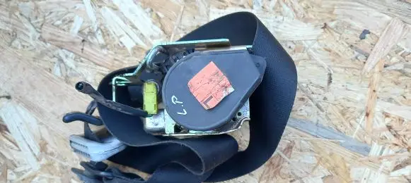 Mazda 323 Front seatbelt