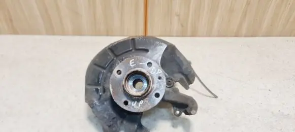 Front wheel hub spindle knuckle