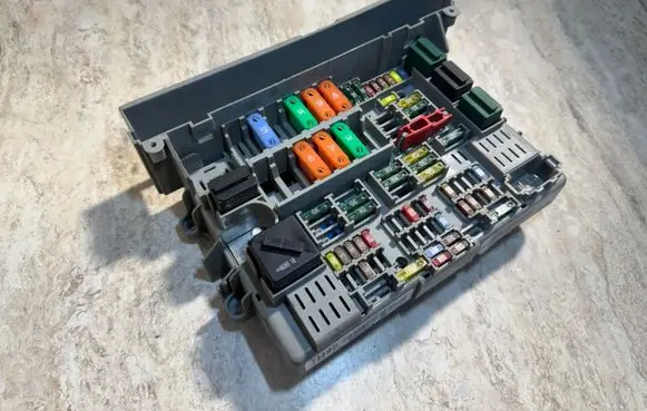 BMW 3 E90 E91 Fuse module 10688710
