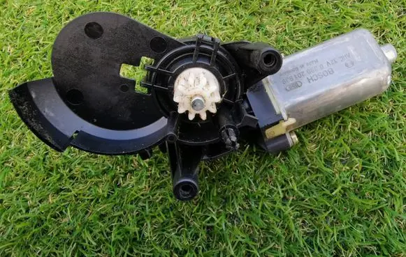 Mercedes-Benz C W203 Seat adjustment motor A2058201942 144053 820418064
