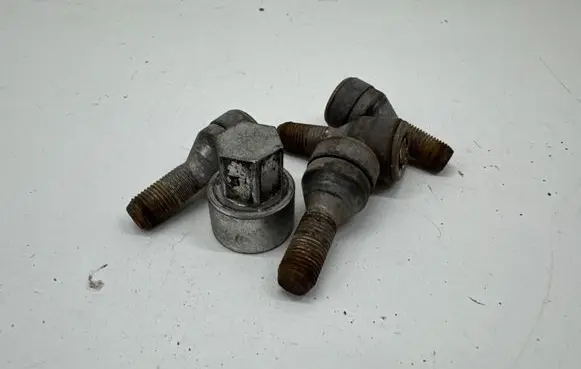 Jeep Cherokee Anti-theft wheel nuts and lock 