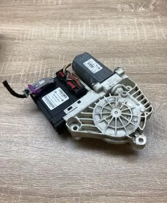Volkswagen Touran I Front door window regulator motor 1K0959792G 1K0959702