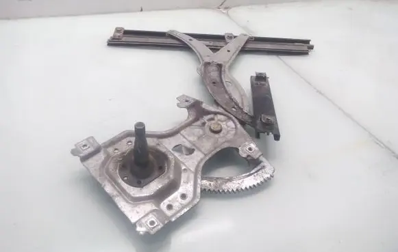 Volkswagen PASSAT B4 Front door manual window regulator 