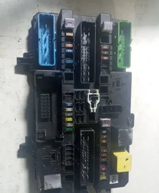 Opel Zafira B Fuse module 13206759