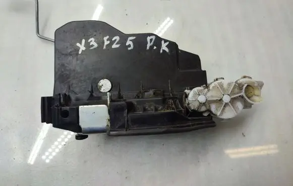 BMW X3 F25 Front door lock 7318409