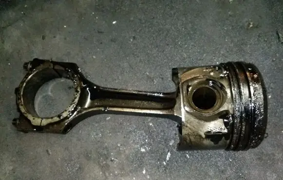 Ford Mondeo Mk III Piston with connecting rod 24574B