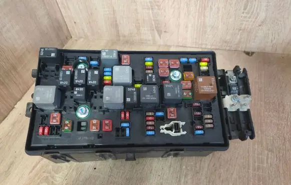 Opel Insignia A Fuse module 13222782 13255300