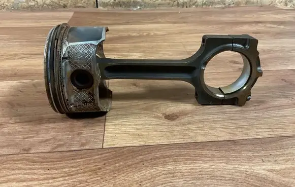 Ford Mondeo Mk III Piston with connecting rod