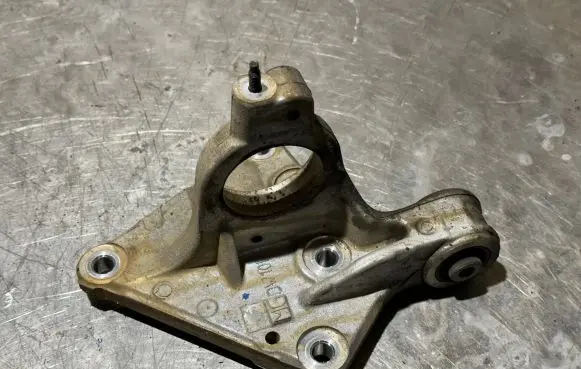 Peugeot 508 Engine mounting bracket 9677399980