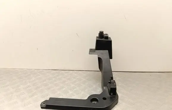 Volvo XC40 Fender mounting bracket 32318691
