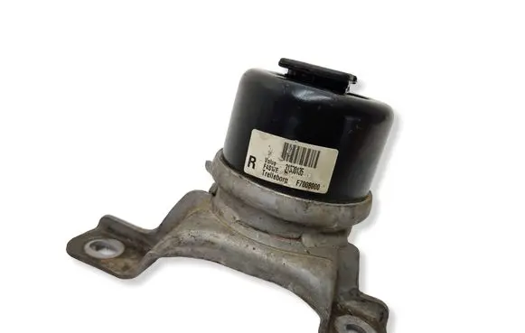 Volvo V70 Engine mount bracket 31330135 F7008000