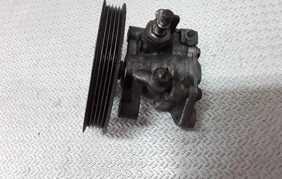 Mitsubishi Carisma Power steering pump