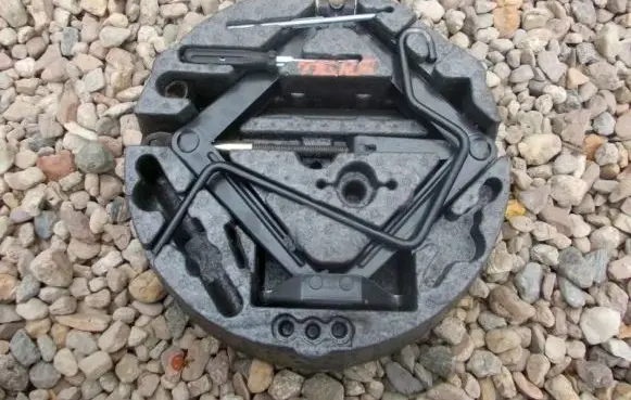 Opel Tigra B Spare wheel mounting bracket 