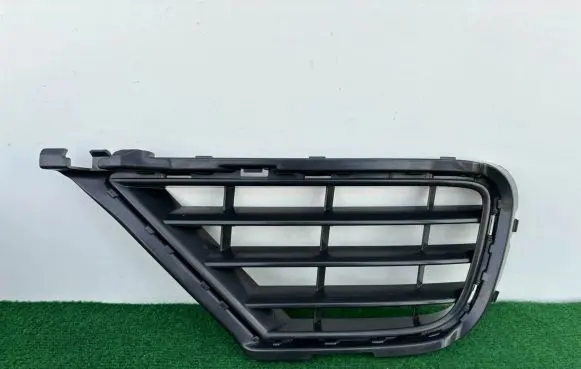 Volkswagen Touareg II Front bumper lower grill 7P6853665B