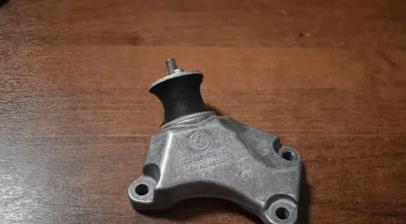 BMW M5 Gearbox mount 6861570