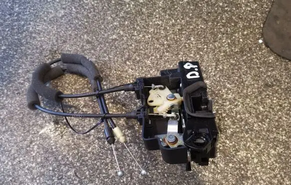 Chevrolet Captiva Front door lock