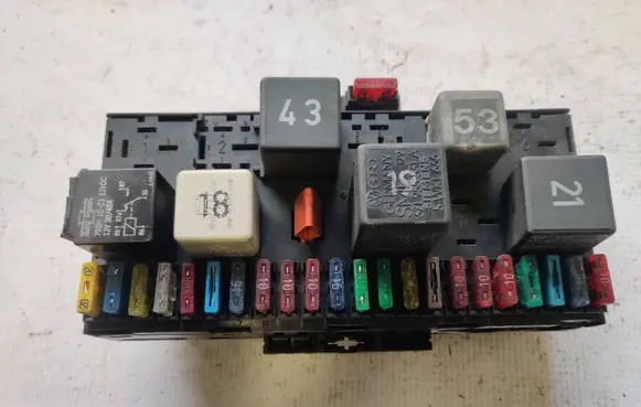 Volkswagen PASSAT B3 Fuse module 171941813D
