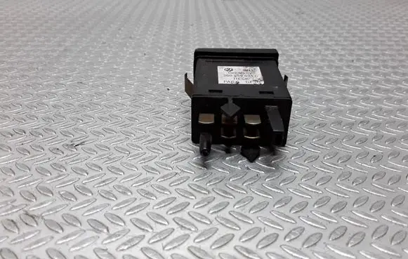 Volkswagen PASSAT B5 Windscreen/window heater switch 3B0959621C