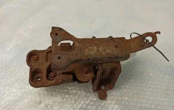 Peugeot 107 Engine mount bracket