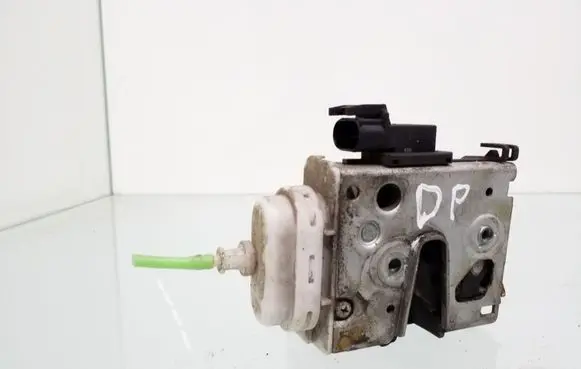 Audi A8 S8 D2 4D Front door lock 4D1837016A