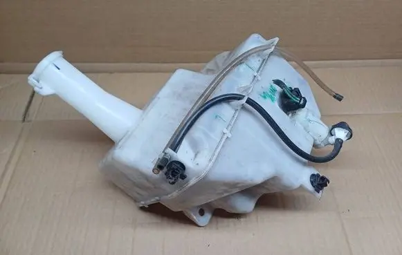 Mitsubishi Space Star Windshield washer fluid reservoir/tank