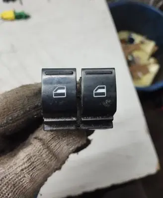 Volkswagen Golf V Electric window control switch 