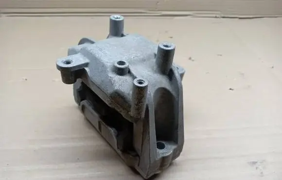 Volkswagen PASSAT B7 Engine mount bracket 1K0199262CN