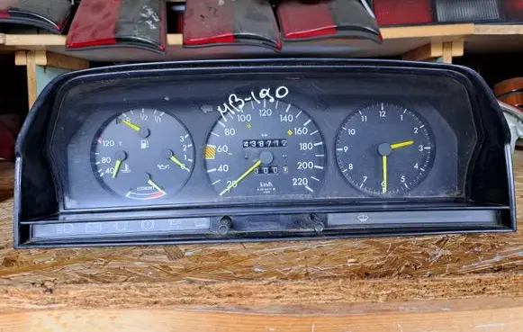 Mercedes-Benz 190 W201 Speedometer (instrument cluster) 2015421601 6970011006 87001131