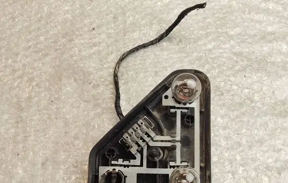 BMW 5 E39 Tail light bulb cover holder 8371325