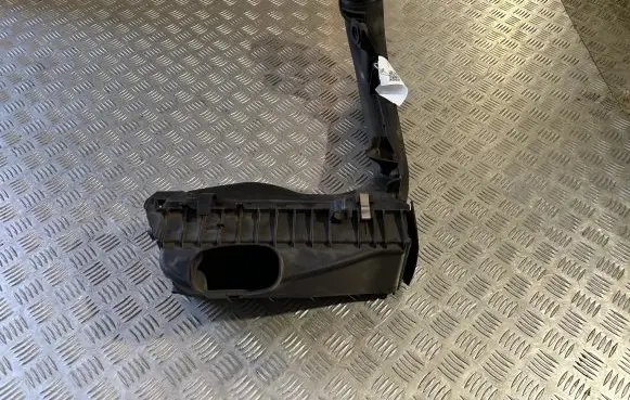 BMW 4 F36 Gran coupe Air filter box 8573869