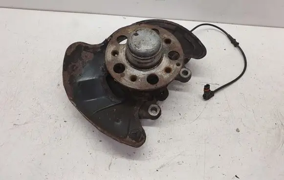 Mercedes-Benz CLC CL203 Front wheel hub 2040161