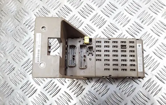 Subaru Legacy Fuse module 82201ag041