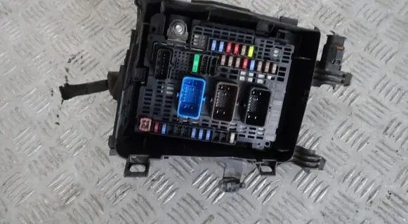 Opel Grandland X Fuse module 9810296180