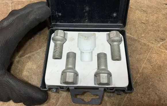 Mercedes-Benz B W246 W242 Anti-theft wheel nuts and lock B66470155