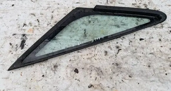Mitsubishi Colt Front triangle window/glass AS2