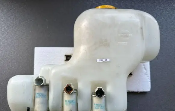 Nissan Patrol Y61 Windshield washer fluid reservoir/tank 28910VB200