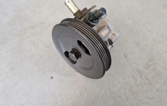 Mitsubishi L200 Power steering pump MR374897