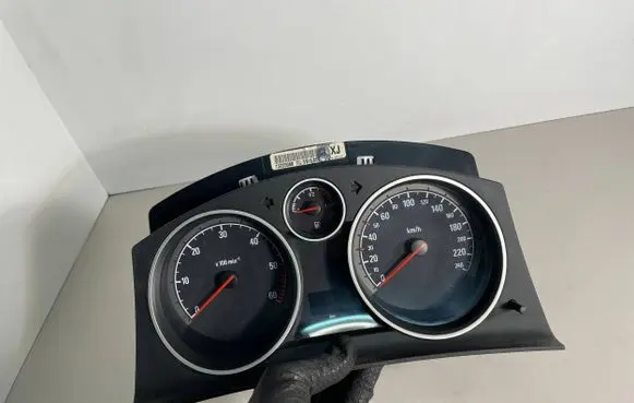 Opel Zafira B Speedometer (instrument cluster) 13225988